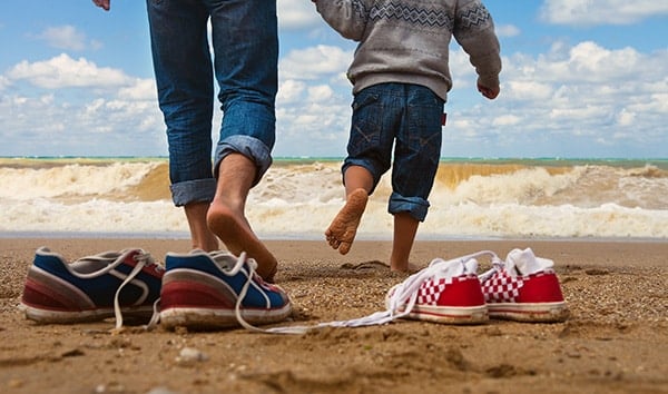 Father and son walk at the seaside - Creative solutions mediation