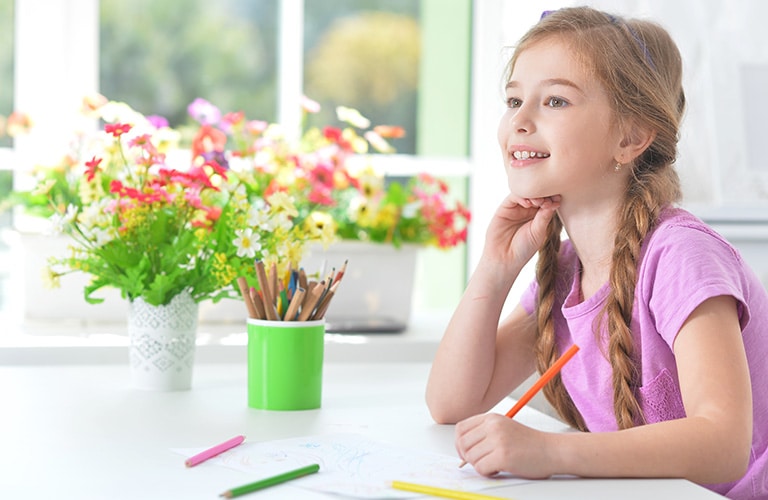Child smiling and coloring - Dependency family law